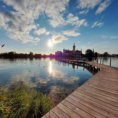 Zentrale Ferienwohnung - Direkt Am See Und Schloss Шверин Экстерьер фото